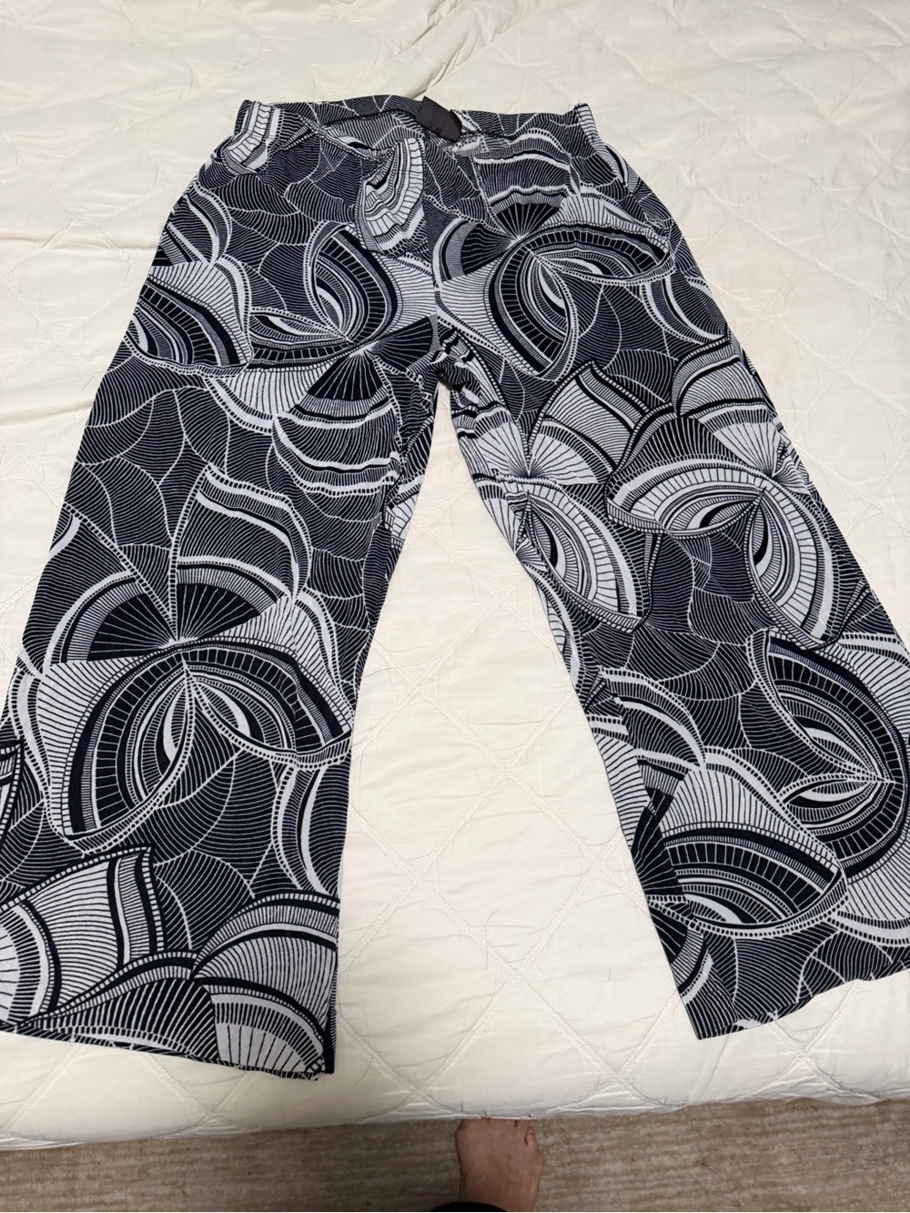 Chico's Travelers Black and White abstract patterned Wide-Leg Pants